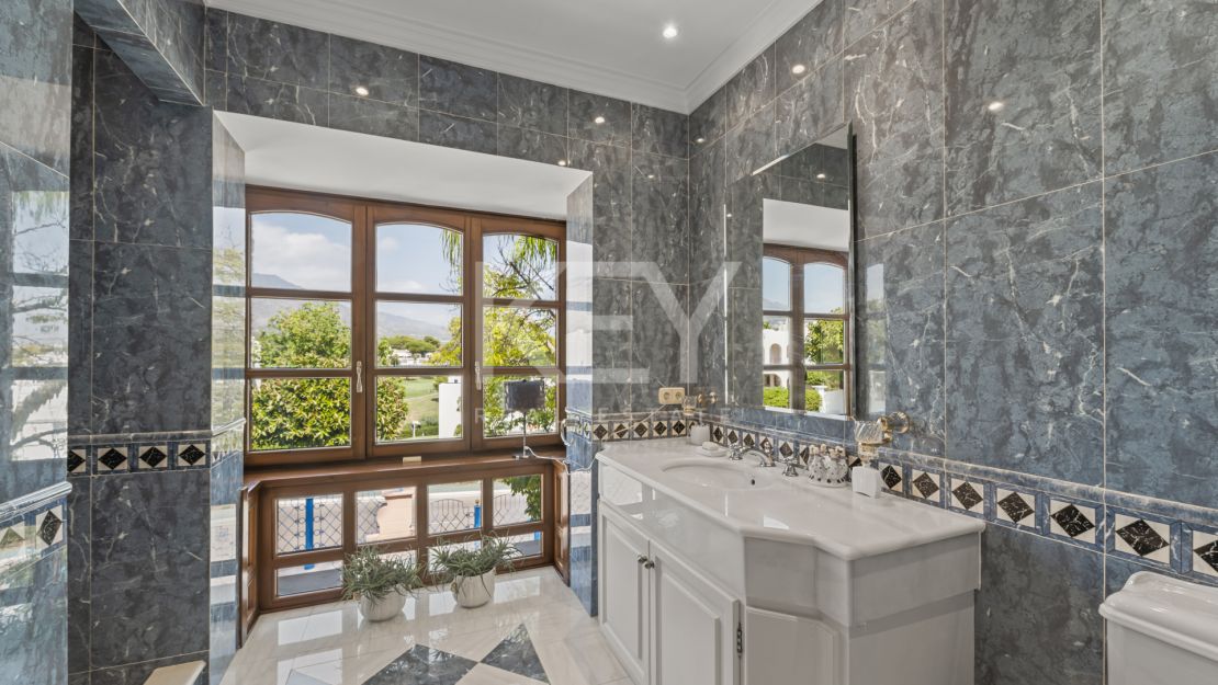 Впечатляющая вилла в Новой Андалусии, рядом с гольф-клубом Алоха