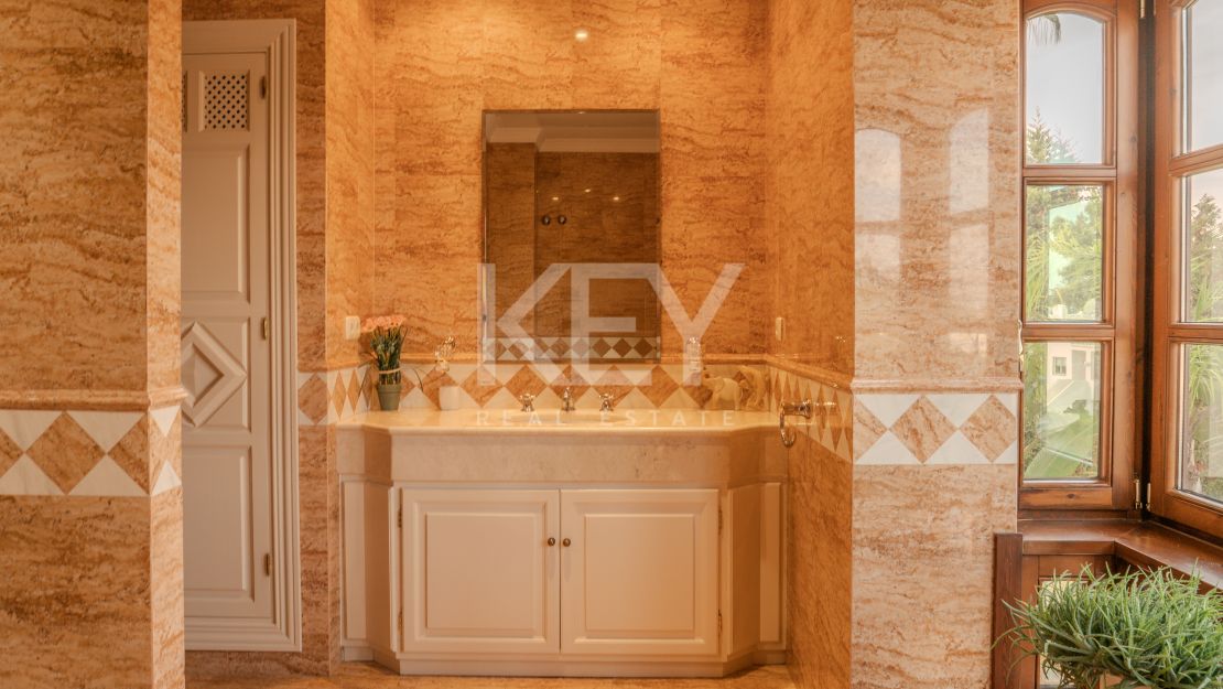 Впечатляющая вилла в Новой Андалусии, рядом с гольф-клубом Алоха