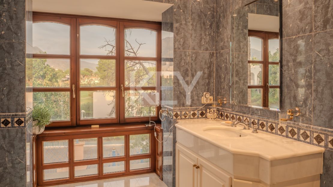 Впечатляющая вилла в Новой Андалусии, рядом с гольф-клубом Алоха