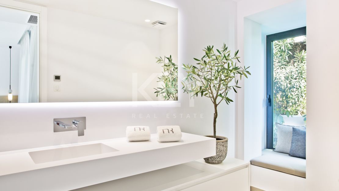 Stunning contemporary villa with sea and golf views, Nueva Andalucia