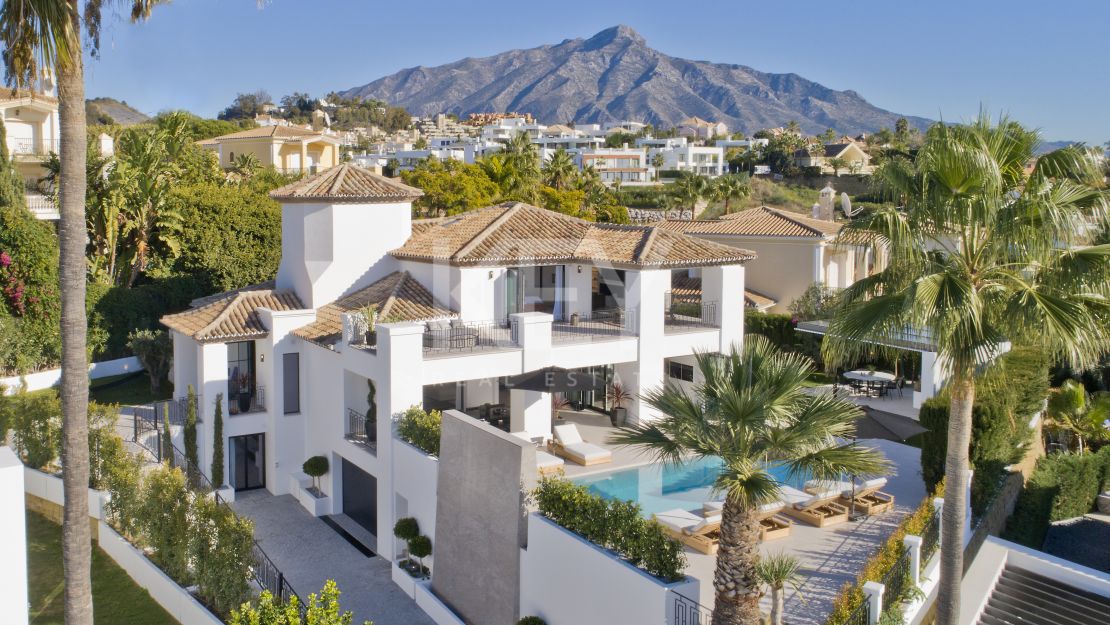 Impresionante villa contemporánea con vistas al mar y al golf, Nueva Andalucía