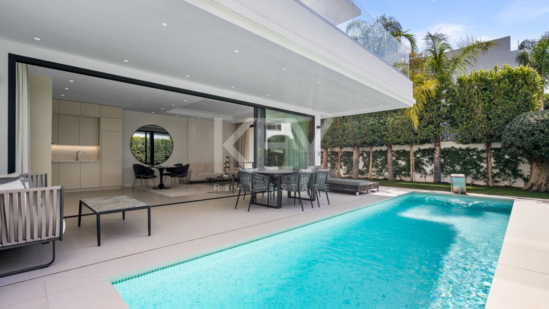 Villa contemporánea a pasos de la playa de Río Verde y Puerto Banús, en el corazón de la Milla de Oro de Marbella