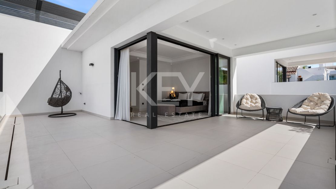 Villa contemporánea a pasos de la playa de Río Verde y Puerto Banús, en el corazón de la Milla de Oro de Marbella