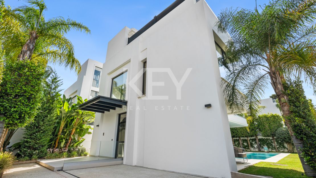 Villa contemporánea a pasos de la playa de Río Verde y Puerto Banús, en el corazón de la Milla de Oro de Marbella