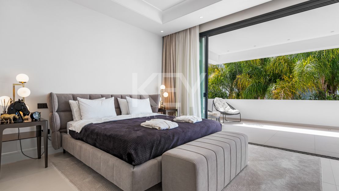 Villa contemporánea a pasos de la playa de Río Verde y Puerto Banús, en el corazón de la Milla de Oro de Marbella