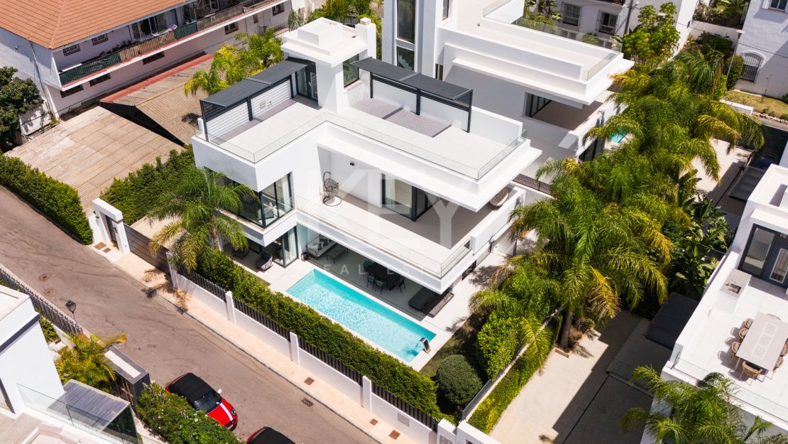 Villa contemporánea a pasos de la playa de Río Verde y Puerto Banús, en el corazón de la Milla de Oro de Marbella
