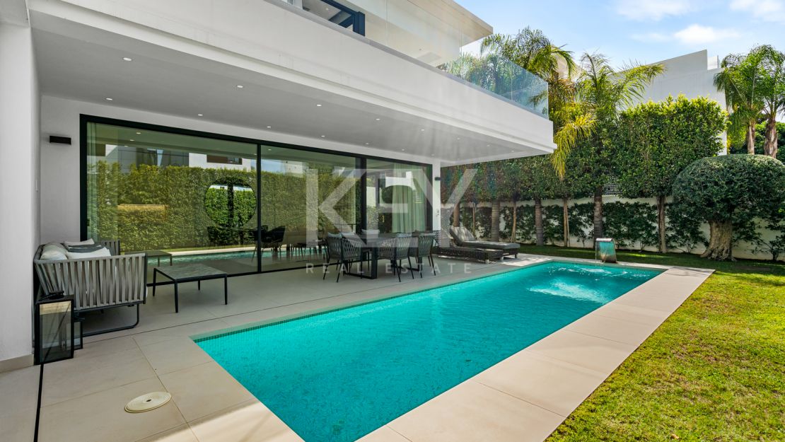 Villa contemporánea a pasos de la playa de Río Verde y Puerto Banús, en el corazón de la Milla de Oro de Marbella