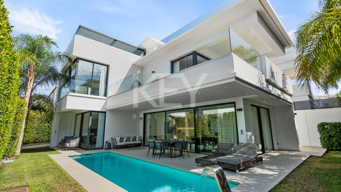 Villa contemporánea a pasos de la playa de Río Verde y Puerto Banús, en el corazón de la Milla de Oro de Marbella