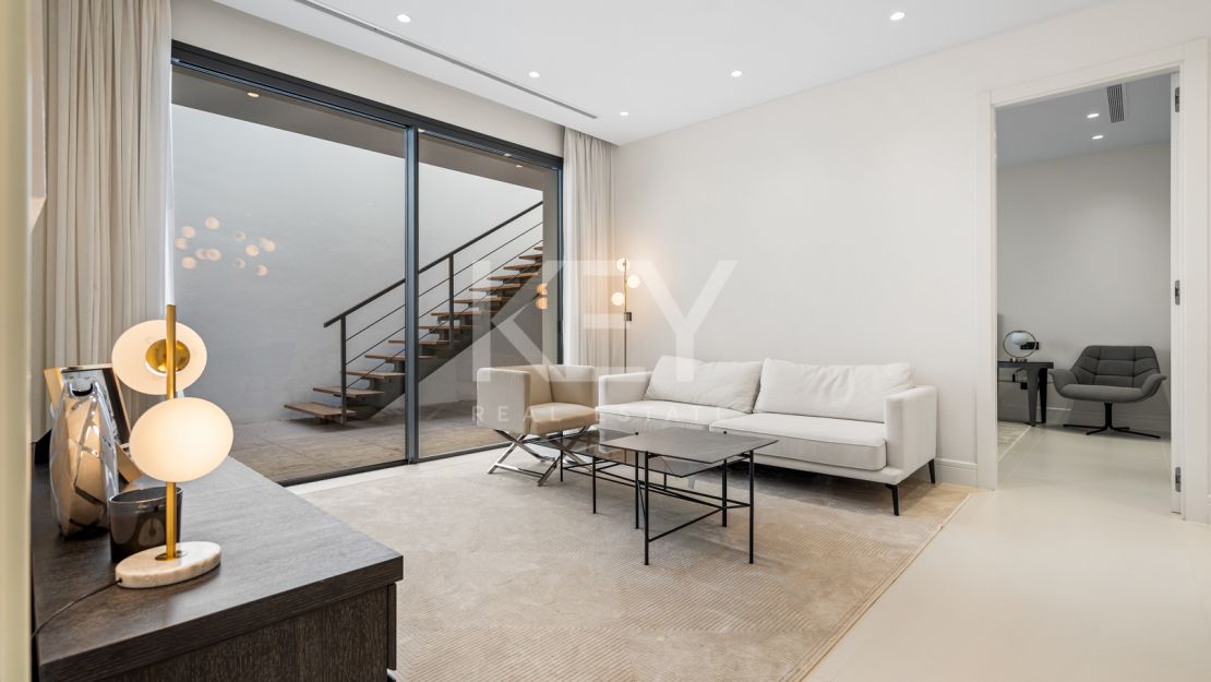 Villa contemporánea a pasos de la playa de Río Verde y Puerto Banús, en el corazón de la Milla de Oro de Marbella