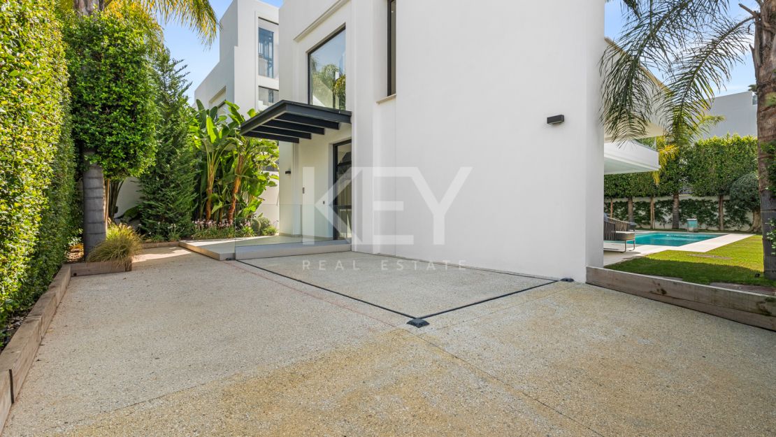 Villa contemporánea a pasos de la playa de Río Verde y Puerto Banús, en el corazón de la Milla de Oro de Marbella