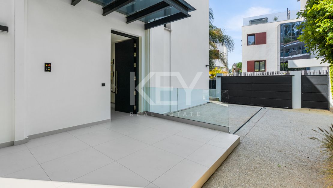 Villa contemporánea a pasos de la playa de Río Verde y Puerto Banús, en el corazón de la Milla de Oro de Marbella