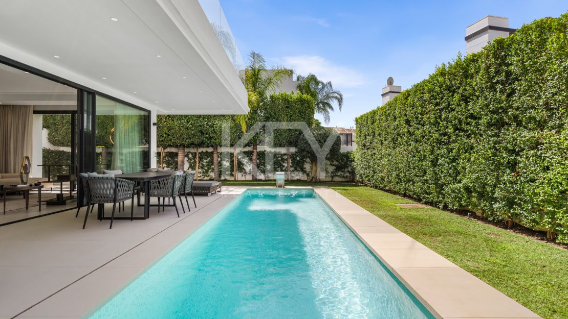 Villa contemporánea a pasos de la playa de Río Verde y Puerto Banús, en el corazón de la Milla de Oro de Marbella