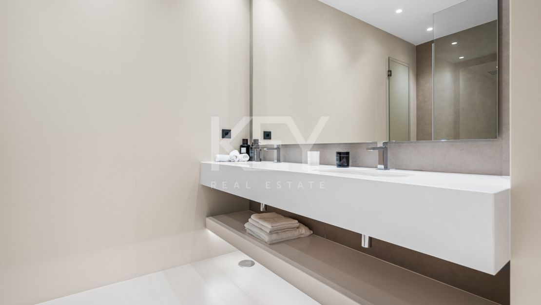 Villa contemporánea a pasos de la playa de Río Verde y Puerto Banús, en el corazón de la Milla de Oro de Marbella