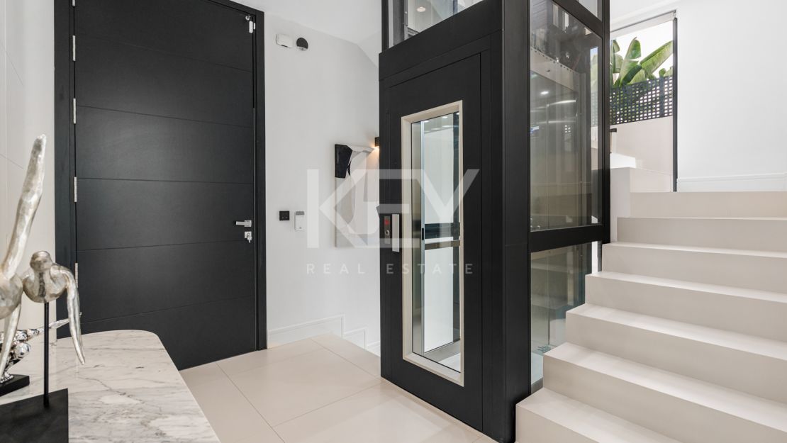 Villa contemporánea a pasos de la playa de Río Verde y Puerto Banús, en el corazón de la Milla de Oro de Marbella