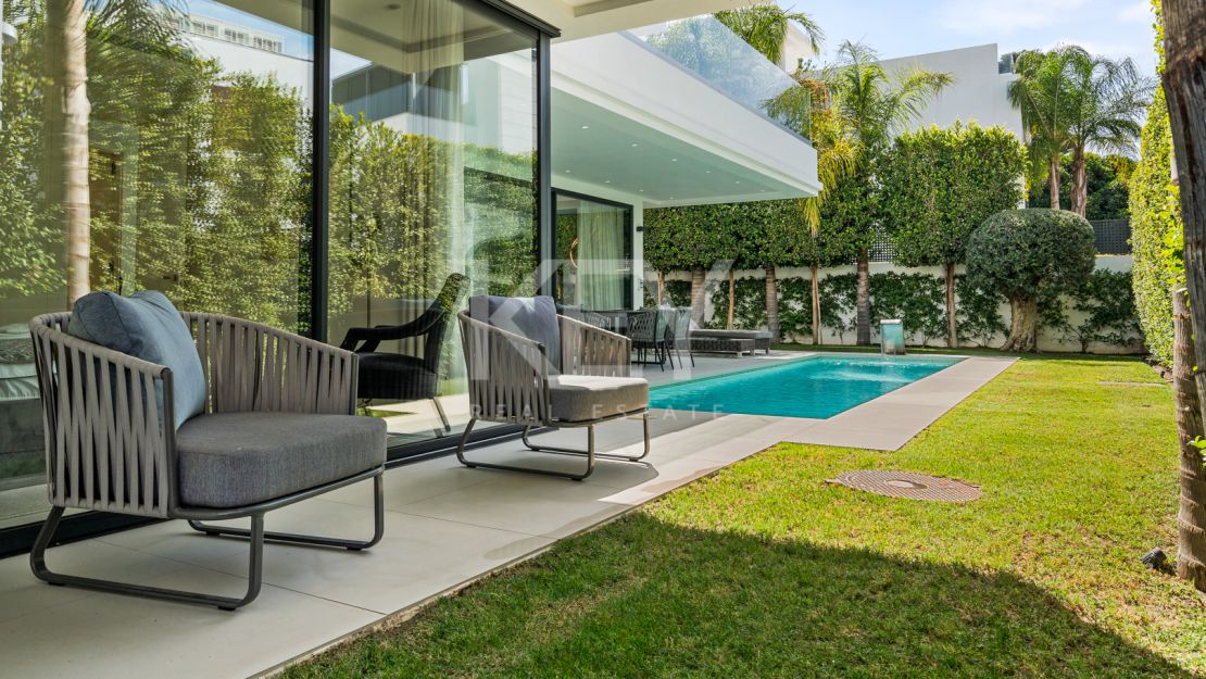 Villa contemporánea a pasos de la playa de Río Verde y Puerto Banús, en el corazón de la Milla de Oro de Marbella