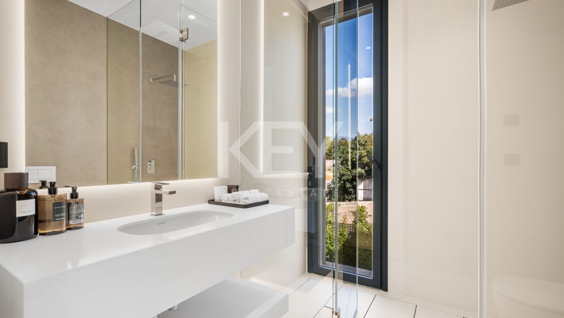 Villa contemporánea a pasos de la playa de Río Verde y Puerto Banús, en el corazón de la Milla de Oro de Marbella