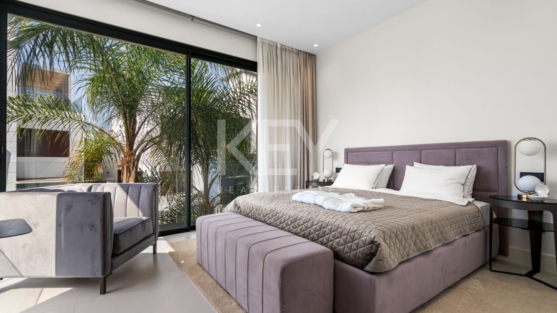 Villa contemporánea a pasos de la playa de Río Verde y Puerto Banús, en el corazón de la Milla de Oro de Marbella