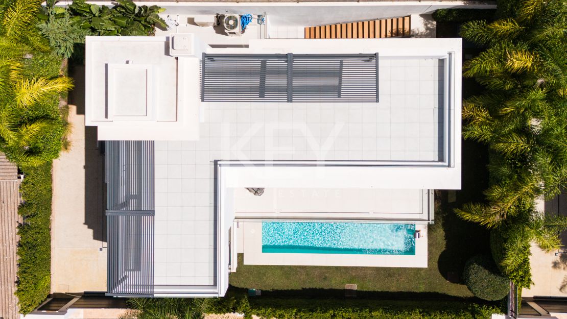 Villa contemporánea a pasos de la playa de Río Verde y Puerto Banús, en el corazón de la Milla de Oro de Marbella