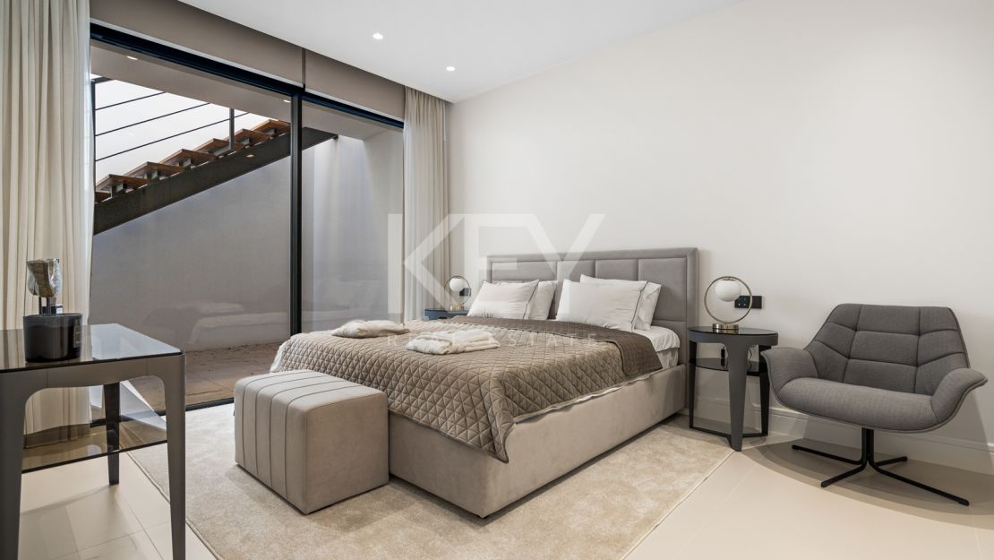 Villa contemporánea a pasos de la playa de Río Verde y Puerto Banús, en el corazón de la Milla de Oro de Marbella