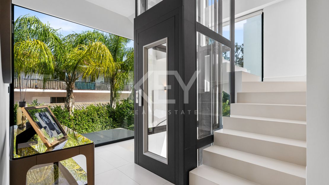 Villa contemporánea a pasos de la playa de Río Verde y Puerto Banús, en el corazón de la Milla de Oro de Marbella