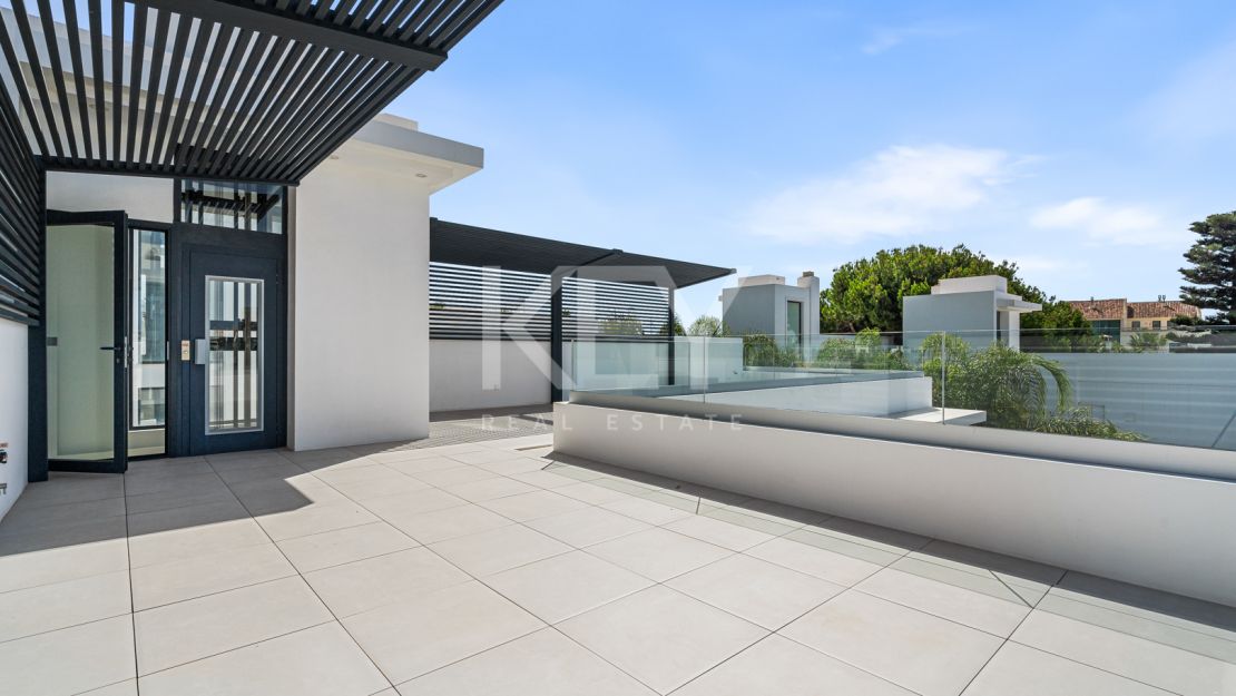 Villa contemporánea a pasos de la playa de Río Verde y Puerto Banús, en el corazón de la Milla de Oro de Marbella