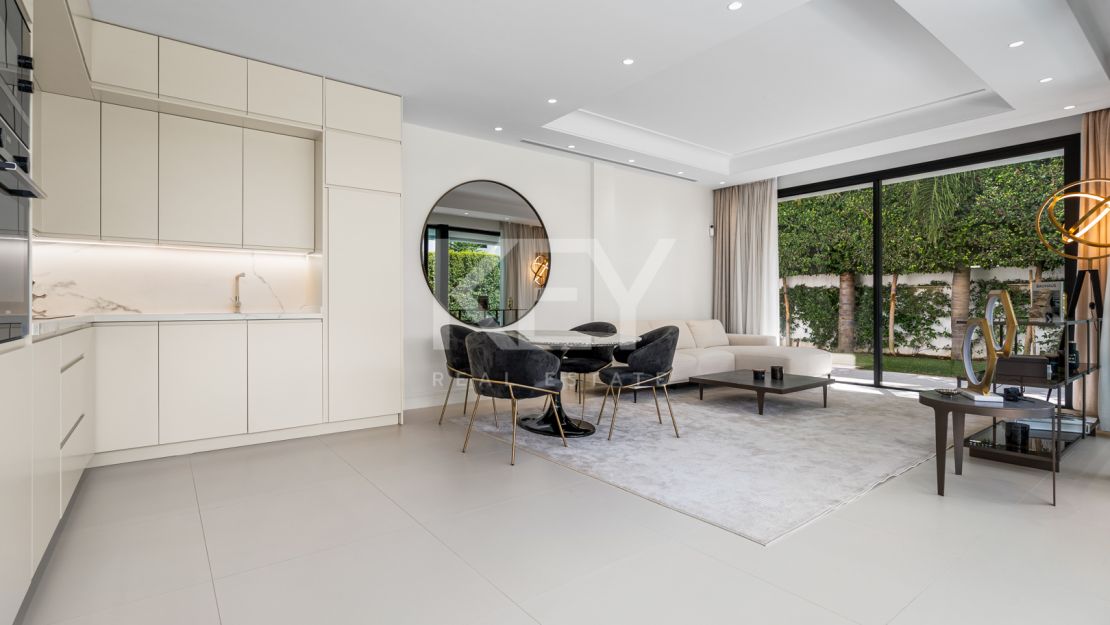 Villa contemporánea a pasos de la playa de Río Verde y Puerto Banús, en el corazón de la Milla de Oro de Marbella