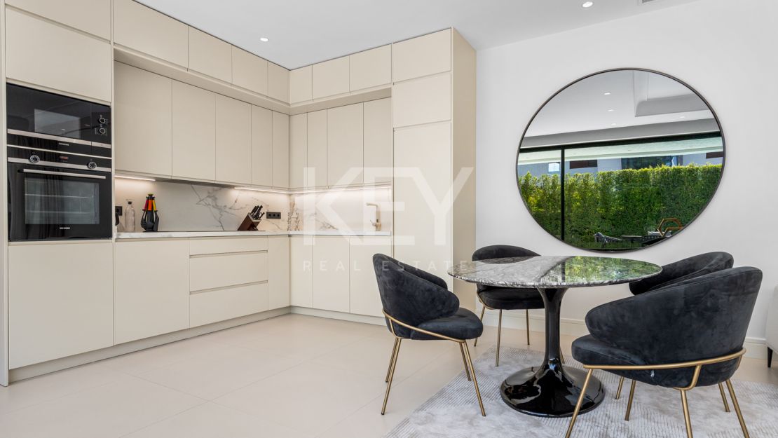 Villa contemporánea a pasos de la playa de Río Verde y Puerto Banús, en el corazón de la Milla de Oro de Marbella