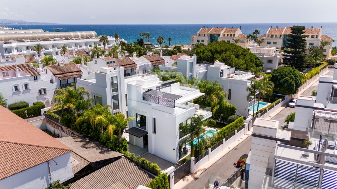 Villa contemporánea a pasos de la playa de Río Verde y Puerto Banús, en el corazón de la Milla de Oro de Marbella