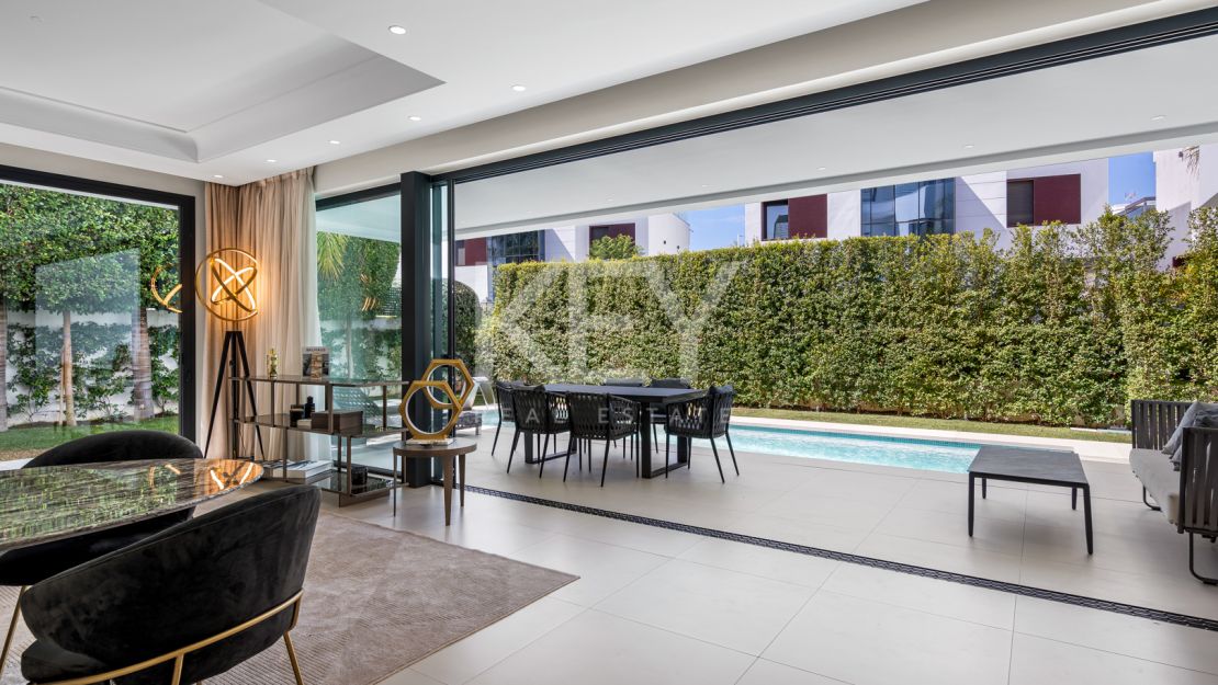 Villa contemporánea a pasos de la playa de Río Verde y Puerto Banús, en el corazón de la Milla de Oro de Marbella