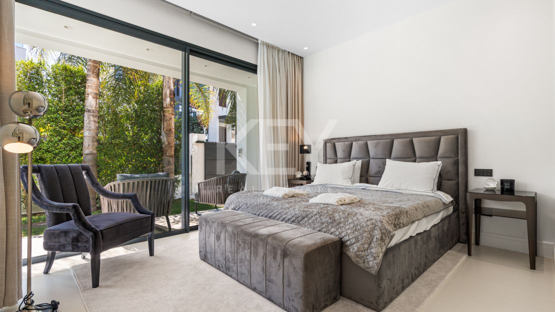 Villa contemporánea a pasos de la playa de Río Verde y Puerto Banús, en el corazón de la Milla de Oro de Marbella