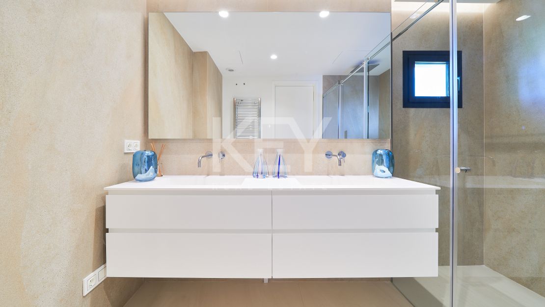 Moderno apartamento en primera línea de playa con impresionantes vistas al mar en Estepona