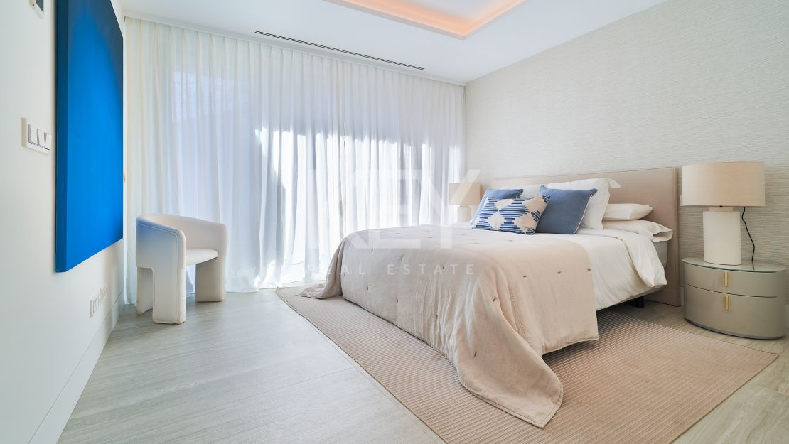 Moderno apartamento en primera línea de playa con impresionantes vistas al mar en Estepona