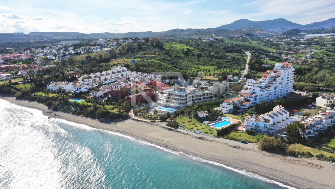 Moderno apartamento en primera línea de playa con impresionantes vistas al mar en Estepona