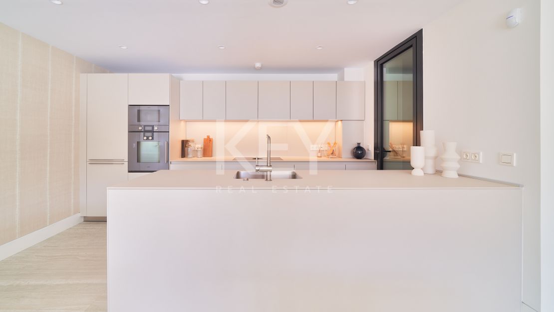 Moderno apartamento en primera línea de playa con impresionantes vistas al mar en Estepona