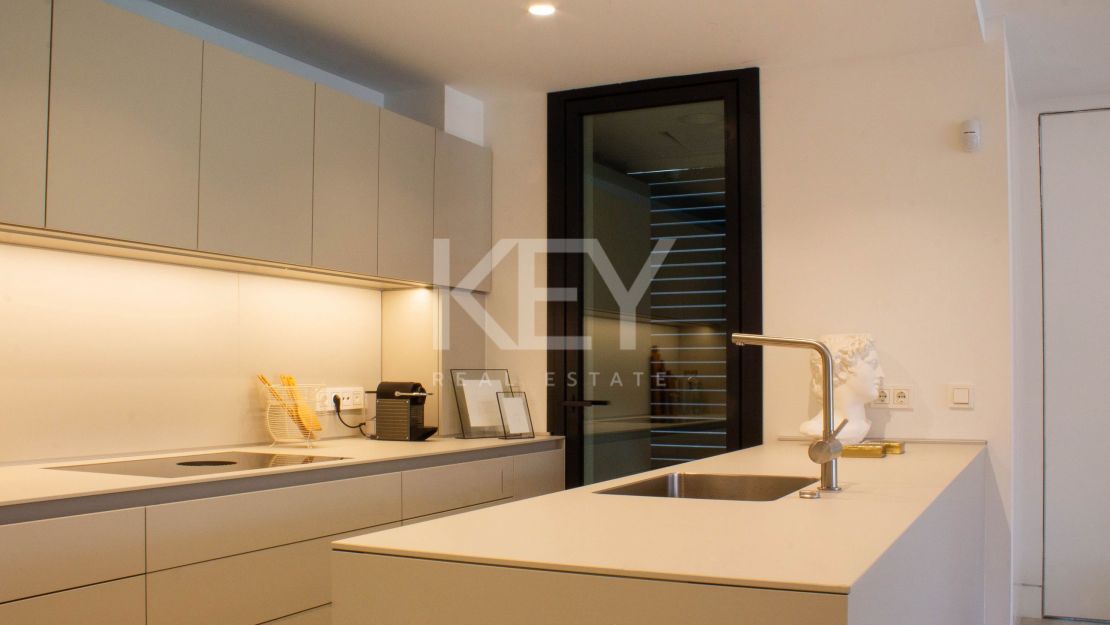 Moderno apartamento en primera línea de playa con impresionantes vistas al mar en Estepona