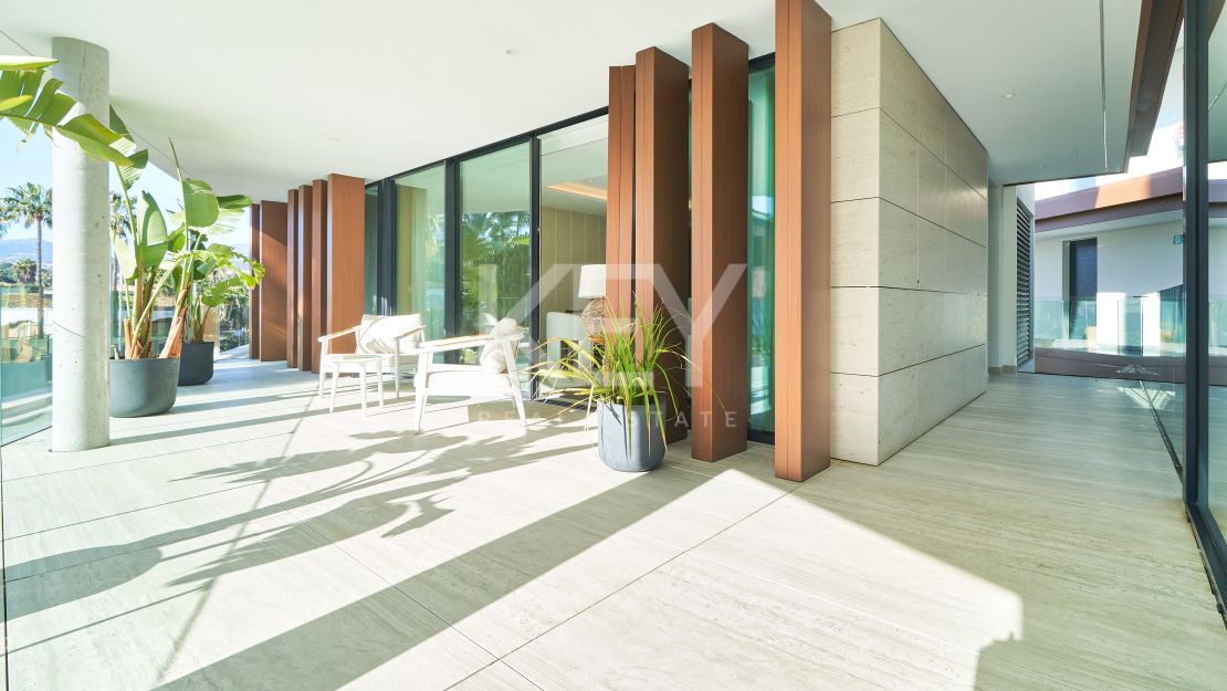 Moderno apartamento en primera línea de playa con impresionantes vistas al mar en Estepona