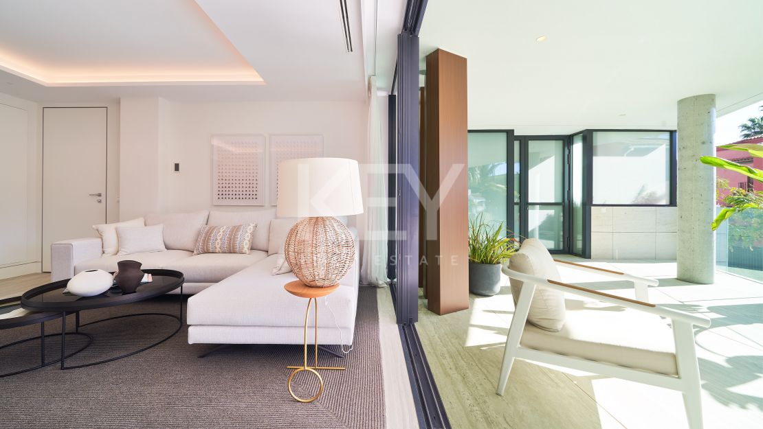 Moderno apartamento en primera línea de playa con impresionantes vistas al mar en Estepona