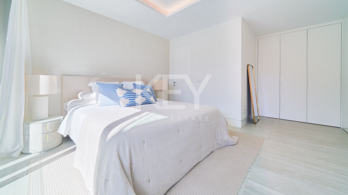 Moderno apartamento en primera línea de playa con impresionantes vistas al mar en Estepona