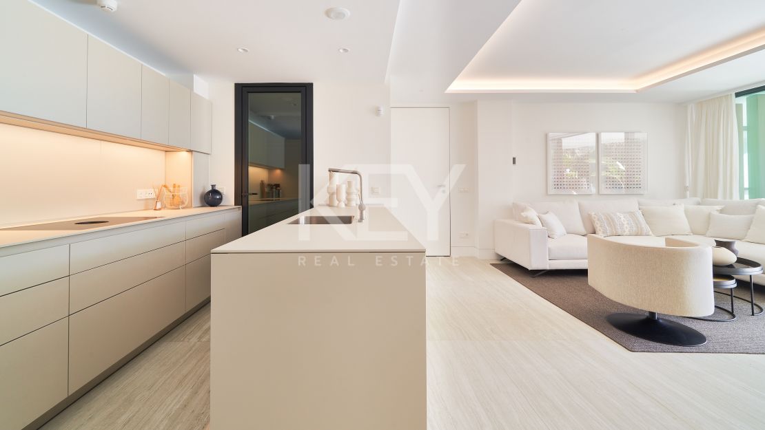 Moderno apartamento en primera línea de playa con impresionantes vistas al mar en Estepona