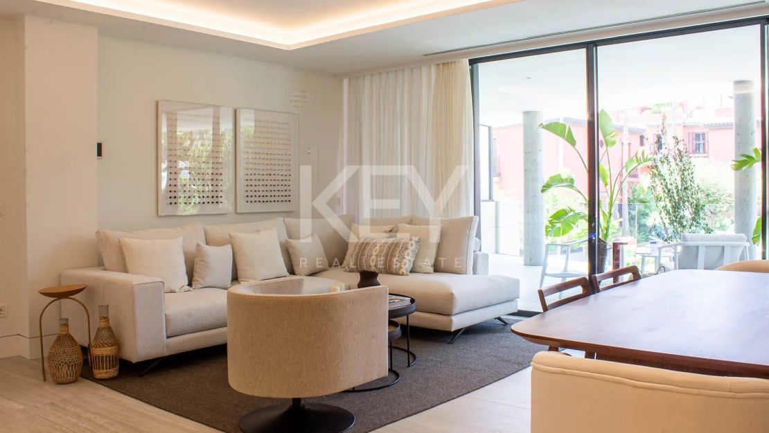 Moderno apartamento en primera línea de playa con impresionantes vistas al mar en Estepona