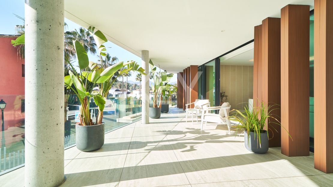 Moderno apartamento en primera línea de playa con impresionantes vistas al mar en Estepona