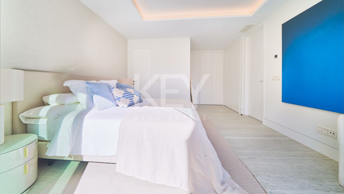 Moderno apartamento en primera línea de playa con impresionantes vistas al mar en Estepona