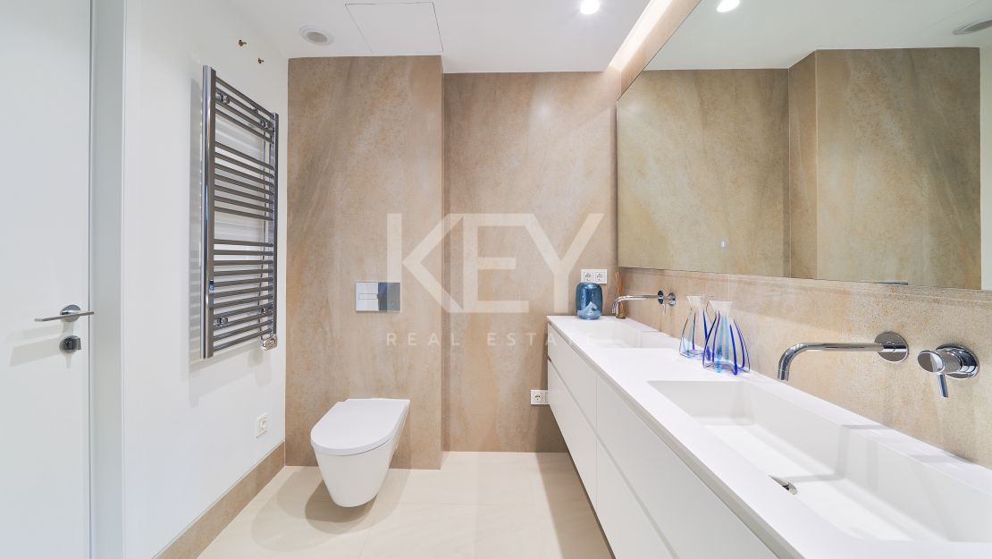 Moderno apartamento en primera línea de playa con impresionantes vistas al mar en Estepona