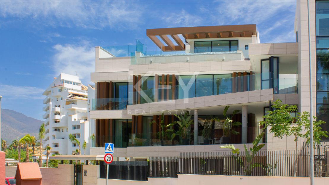 Moderno apartamento en primera línea de playa con impresionantes vistas al mar en Estepona