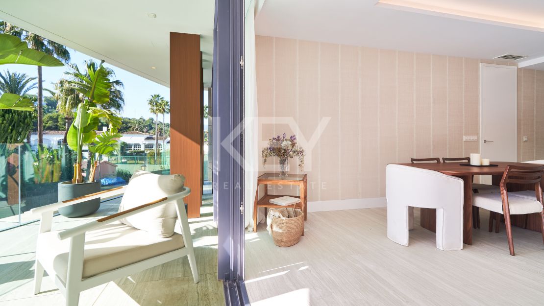 Moderno apartamento en primera línea de playa con impresionantes vistas al mar en Estepona