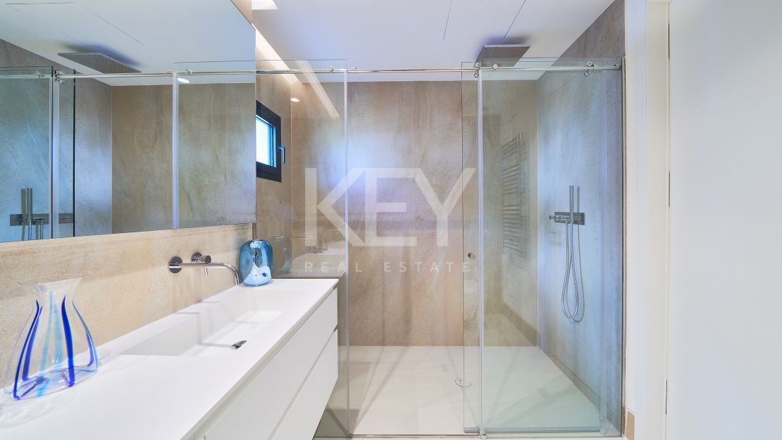 Moderno apartamento en primera línea de playa con impresionantes vistas al mar en Estepona