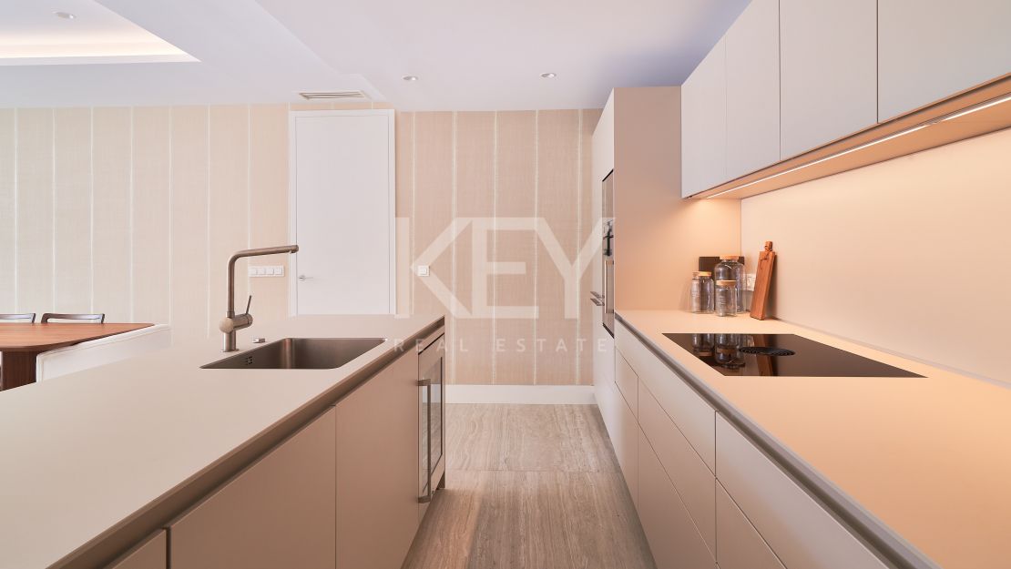 Moderno apartamento en primera línea de playa con impresionantes vistas al mar en Estepona