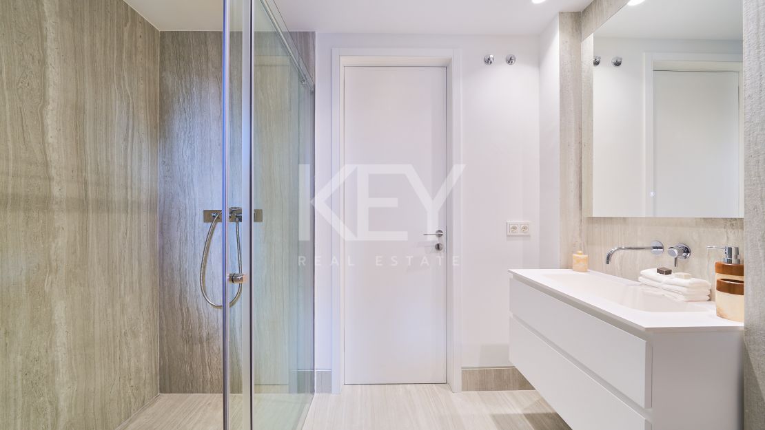 Moderno apartamento en primera línea de playa con impresionantes vistas al mar en Estepona