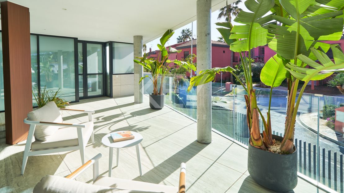 Moderno apartamento en primera línea de playa con impresionantes vistas al mar en Estepona