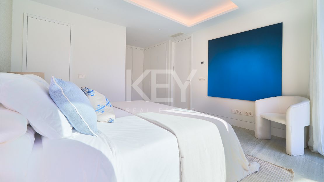 Moderno apartamento en primera línea de playa con impresionantes vistas al mar en Estepona